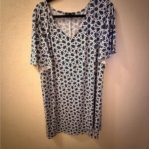 Roz & Ali Blue and White Patterned Short Sleeve Top